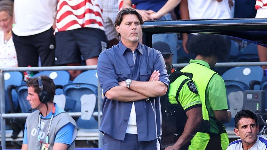 USMNT Coach Pochettino Kicks Powerade Bottles in Frustration After Shaky First Half Against Belgium